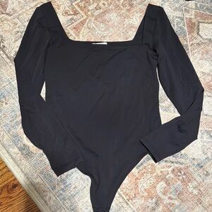 Babaton Classic Black Top